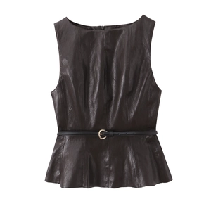Top smanicato in ecopelle marrone scuro con cintura nera sottile e orlo a balze