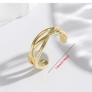 Dettaglio dell'anello dorato intrecciato irregolare con misura regolabile da 1,9 cm