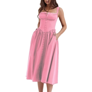 Détail de robe rose à bretelles avec boutons sur le devant et jupe plissée à poches