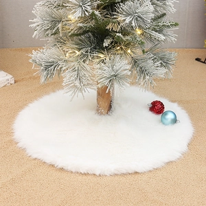 Witte kerstboomrok van imitatiebont met zachte textuur voor sfeervolle decoratie