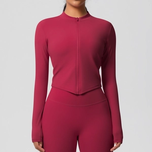 Détail d'une veste de sport rouge foncé avec fermeture éclair et ourlet cintré en forme de V