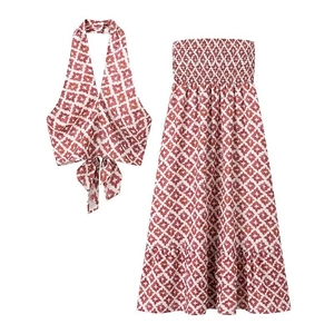 Ensemble deux pièces rose à fleurs avec haut dos nu à nouer et jupe longue taille haute