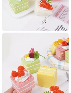 Vue détaillée de modèles de gâteaux mousse carrés avec garnitures de fruits réalistes