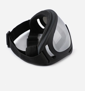 Detalle de gafas tácticas para perros con montura negra y lentes plateadas de espejo
