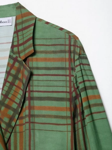 Detailaufnahme von Kragen und Schulter des grünen karierten Blazers mit Webstruktur