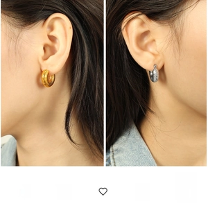 Auffällige strukturierte Creolen in Gold und Silber am Modell für einen echten Look