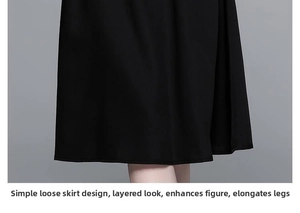 Détail de l'ourlet de robe noire avec couches plissées et texture de tissu drapé
