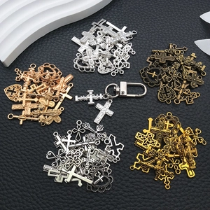 Gedetailleerd overzicht van diverse vintage kruishangers en sleutelhangers in vijf metalen