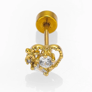 Vue macro d'un clou d'oreille cœur doré avec incrustation de zircon et fermoir à vis