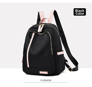 Detalle de mochila Oxford negra con cremalleras en contraste rosa y bolsillo lateral