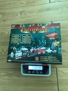 Mesure du poids de l'emballage du train de Noël DIY 20 pièces sur une balance digitale