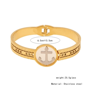 Dettaglio del bracciale in acciaio dorato con ancora che mostra dimensioni 6,5x5,5 cm e peso
