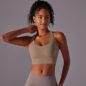 Dettaglio del reggiseno sportivo spazzolato double-face con schiena incrociata