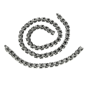 Détail macro des maillons en écailles de dragon d'un collier punk en acier inoxydable