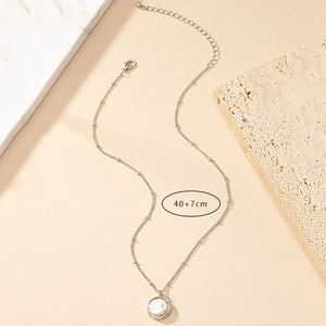 Détail du collier argenté avec pendentif en nacre et chaîne de 40+7cm de longueur