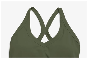 Détail du débardeur de sport vert armée avec coutures plates et texture de tissu encolure U
