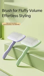 Dettaglio delle spazzole ergonomiche per animali in viola e verde su un supporto geometrico