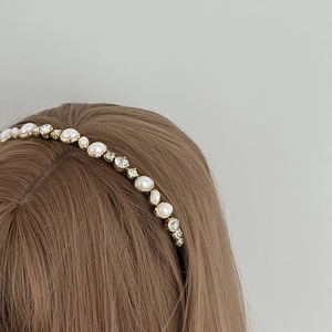 Eleganter schmaler Haarreif mit eingelegten weißen Perlen und Kristallen