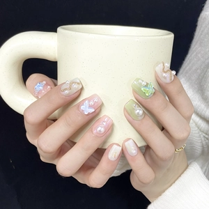 Handgefertigtes Press-on-Nagelset mit rosa grünen Farben und 3D-Schmetterlingsperlen
