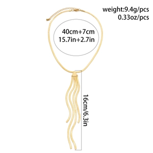 Detailansicht der goldenen Schlangenkette mit langen 16 cm Metallwellenquasten