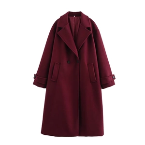 Détails du manteau en laine bordeaux avec grand revers et texture de tissu épais