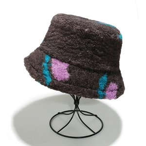 Dettaglio cappello bucket in lana di agnello con stampa astratta viola su supporto