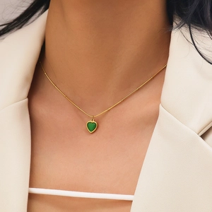 Minimalist green heart pendant necklace in gold-plated steel for a chic trendy look