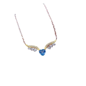 Elegante Engelsflügel-Halskette mit herzförmigem blauem Topas und funkelnden Diamanten