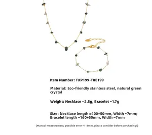 Detailansicht von Gold-Edelstahl-Halskette und Armband-Set mit grünen Kristallsteinen