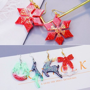 Set de boucles d'oreilles de Noël en résine avec flocons et cornes de renne