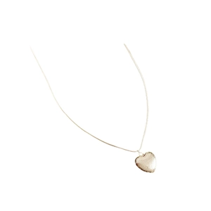 Collier avec pendentif cœur en or brossé et chaîne serpent élégante pour femme