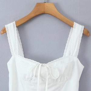 Abito bianco senza maniche con pizzo, ricamo e dettaglio di fiocco decorativo