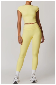 Dettaglio del top da yoga giallo chiaro e leggings a vita alta con trama opaca sport