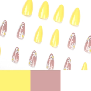 Faux ongles amande courts jaune et rose avec motif floral de marguerites douces