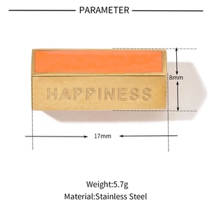 Détail du pendentif 17mm en acier inoxydable émaillé orange avec gravure Happiness