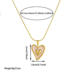 Collier en acier doré avec pendentif cœur marbré irrégulier et détails de dimensions