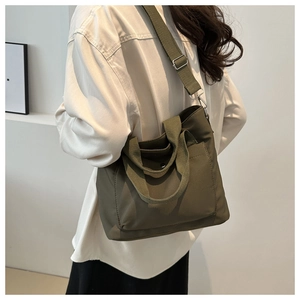 Vista detallada del bolso tote Oxford verde oliva con correa ajustable y bolsillo lateral