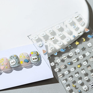 Stickers ongles 5D motif ours musical avec étoiles et cœurs sur fond blanc pur