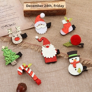 Dettaglio di un set da 8 pezzi di fermagli natalizi con Babbo Natale e renne festive