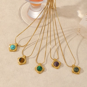 Colliers vintage français plaqués or 18 carats avec pendentifs carrés en pierres naturelles
