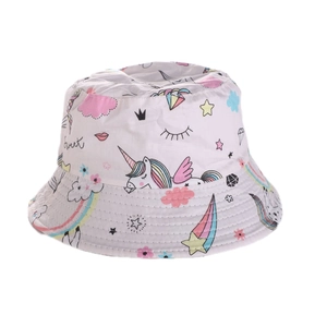 Dettaglio del cappello a secchiello per bambini con stampe di unicorni e arcobaleni