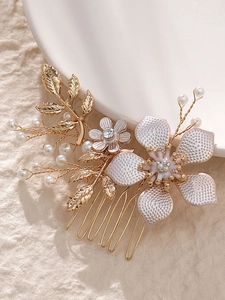 Détail macro du peigne de mariée avec perles faites main et fleurs en émail