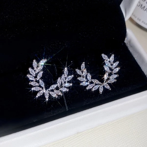 Dettaglio di orecchini a lobo in argento con zirconi marquise a forma di foglia