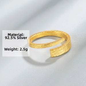 Macro detail of textured S925 sterling silver ring with gold finish and 2.5g weight info