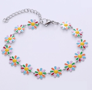 Détail de breloques marguerites colorées sur un bracelet réglable en acier inoxydable