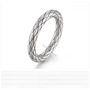 Detailansicht der 3,5mm Breite und Schuppenstruktur des Edelstahl-Vintage-Rings