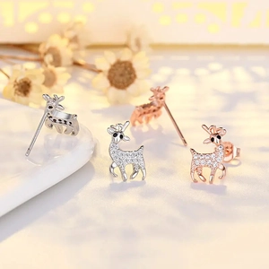 Squisiti orecchini a lobo a cervo con zirconi bianchi scintillanti in argento e oro rosa