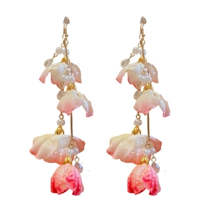 Boucles d'oreilles à fleurs en tissu rose avec pompons, perles et crochets dorés