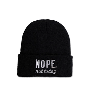 Detailansicht der schwarzen Strickmütze mit NOPE. not today Stickerei am Umschlag