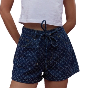 Short en jean taille haute bleu foncé à imprimé floral avec franges et cordon